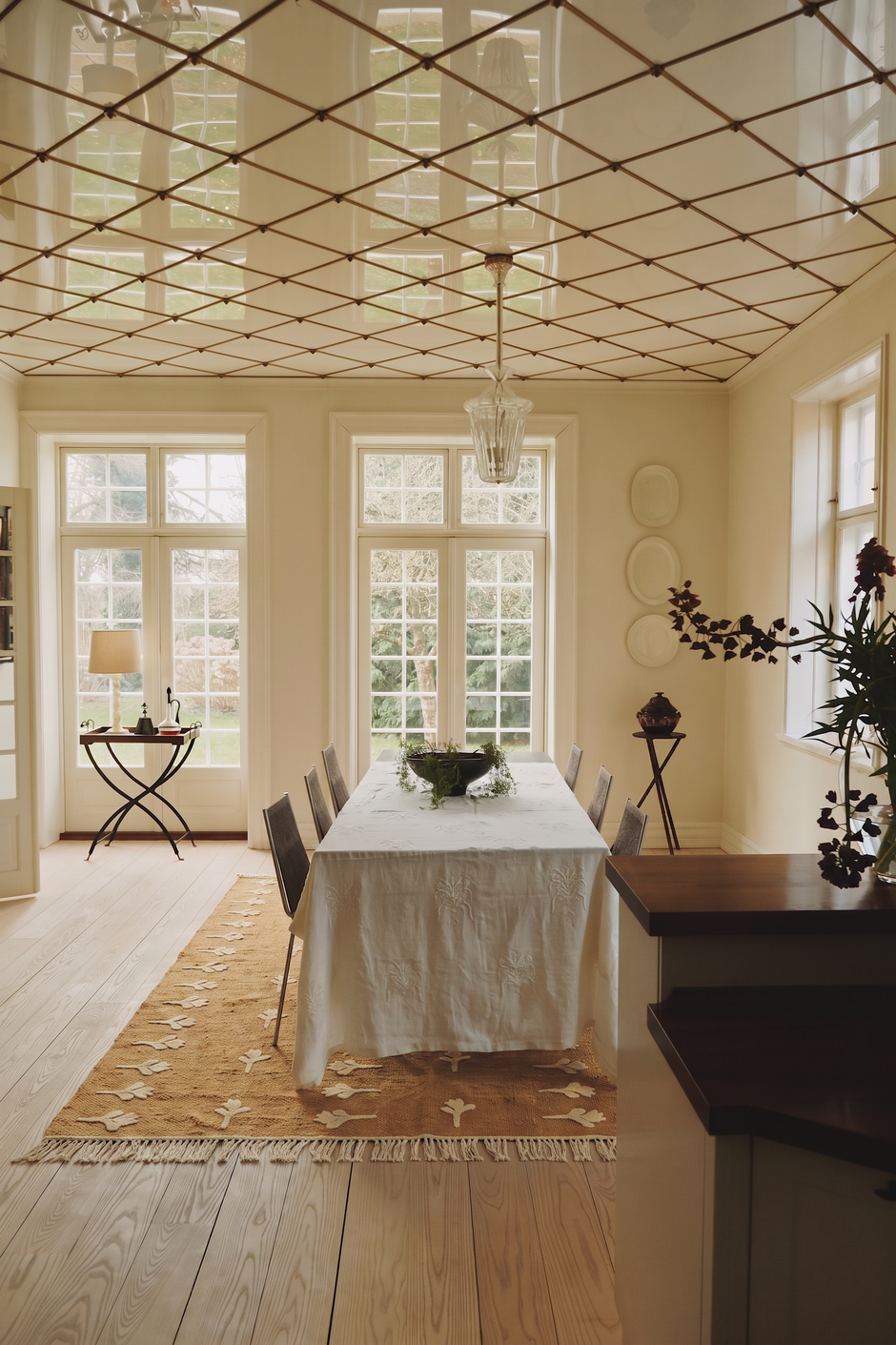 Table with Tulip Jute Rug